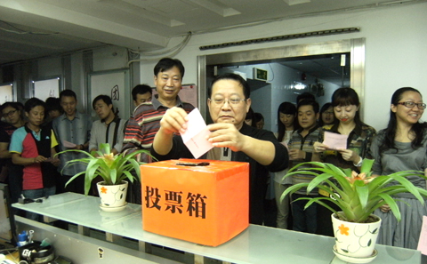 設(shè)東信投票點(diǎn) 投莊嚴(yán)神圣票——江岸區(qū)第十四屆人大代表選舉大會投票...